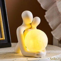 Luminária Estatueta Abstrata de Casal Abraçados em Cerâmica