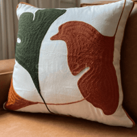 Capa de Almofada Aveludada Bloucle Bordado Fino em Tons Terrosos