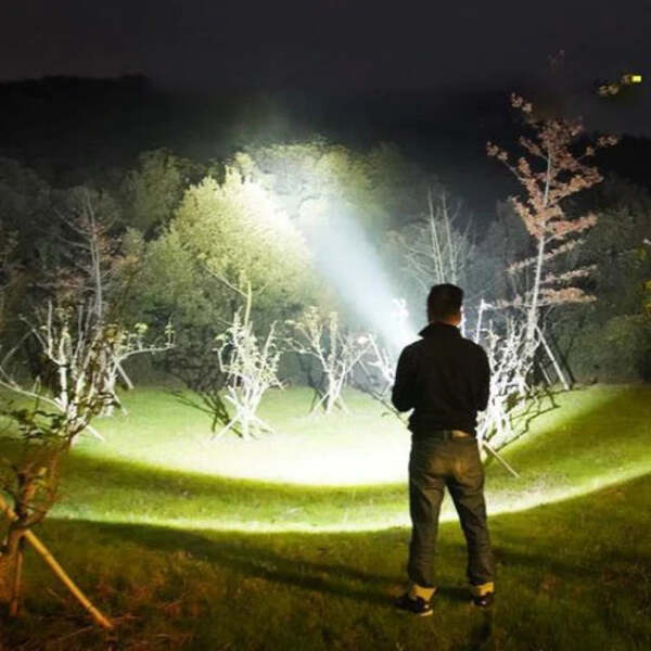 MINI LANTERNA TÁTICA ALUMÍNIO - 3 MODOS DE ILUMINAÇÃO - USB RECARREGÁVEL