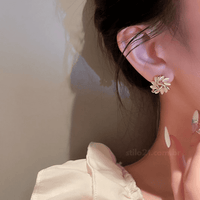 Brinco Flor – Pétalas de Opala Branco