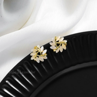 Brinco Flor – Pétalas de Opala Branco